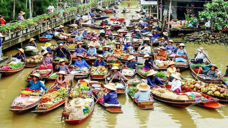 boats floating by at the thaka floating market