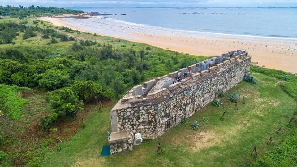 金門船型堡的空拍視角，坐落在綠意盎然的海岸邊，結合戰地遺跡與優美海景，是金東一日遊的必訪秘境。