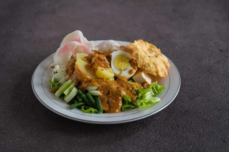이씨는 완전 미식가다. 미 시암(mee siam), 가도 가도(gado gado) 등 그가 가장 좋아하는 제품을 입어보세요.