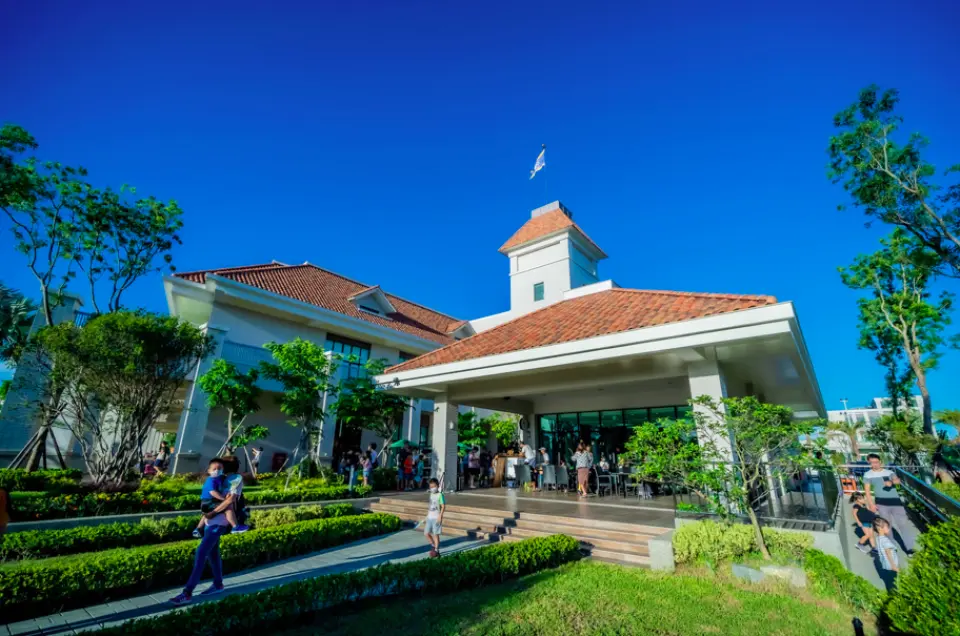 築夢碼頭咖啡廳｜提供世界精品咖啡、手做蛋糕及各類輕食，期望每一位遊客們，都能在此享受悠閒的午後時光，透過一杯咖啡濃縮與世界的距離、回味旅行的美好。