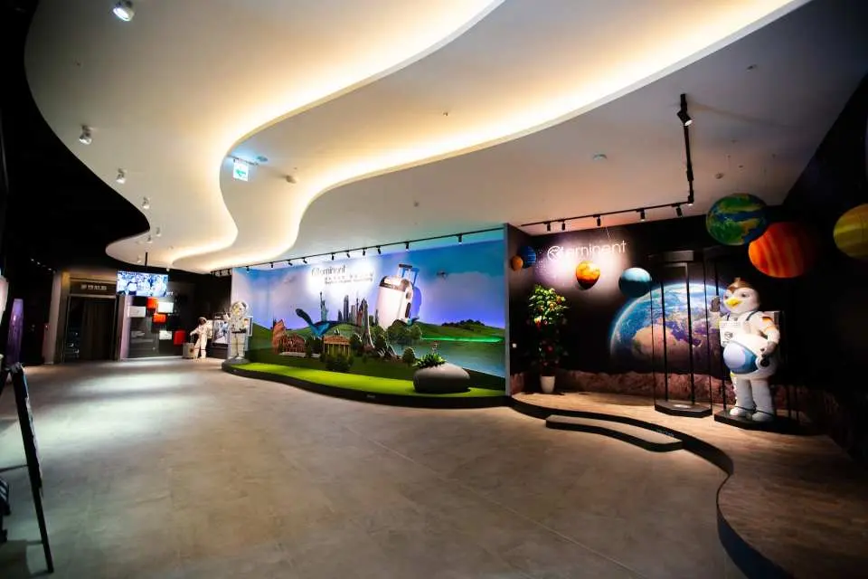 築夢首站｜吉祥物太空鷹擔任您的領航員，探索精采有趣的行李箱觀光工廠。