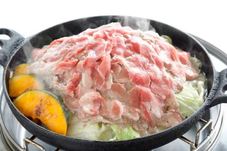 千葉マザー牧場の名物、ジンギスカン鍋のクローズアップ。湯気を立てる鍋には、新鮮な肉と彩り豊かな野菜がたっぷり。牧場ならではの美味しい料理。