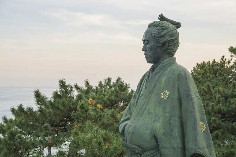 太平洋を眺める坂本龍馬の像