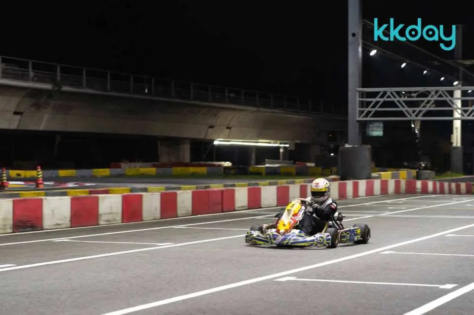 跳上速度高達 50 公里/小時的休閒四行程卡丁車，練習您的卡丁車技能。在拐角處保持完美路線並嘗試打破單圈時間