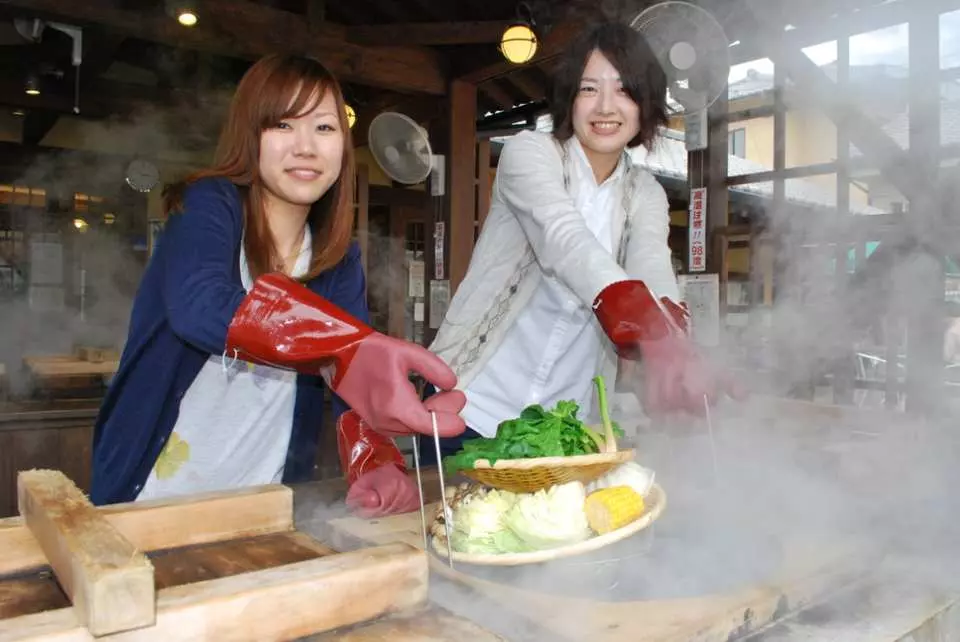 鉄輪温泉・別府で食べたい地元食材の地獄蒸し（飲食代自費）