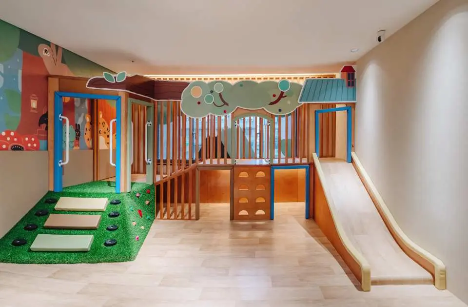 [Hand-in-Hand Paradise] Tree Cave Slide Area