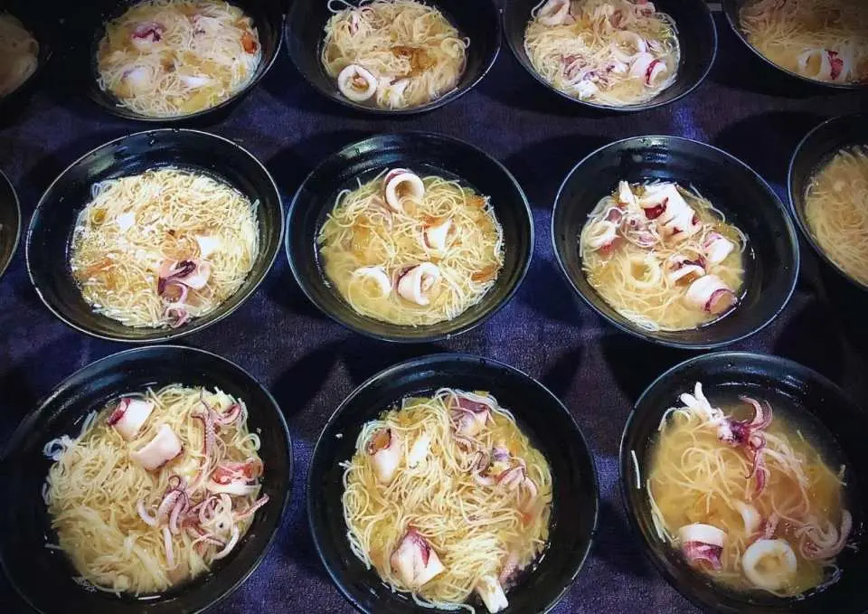 不論今天的漁獲如何！我們都會幫大家準備現煮小管麵線！