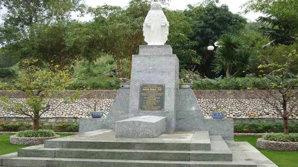 grave of the Poet Han Mac Tu