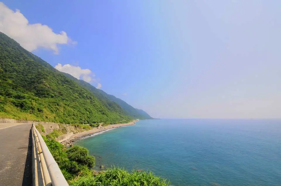 東清灣－野銀舊部落－鋼盃岩－象鼻岩－台電核廢貯場－龍頭岩－青青草岩－老人岩，沿途介紹雅美族民俗植物、體驗雅美族人的涼台小憩、欣賞空中飛舞的珠光鳳蝶