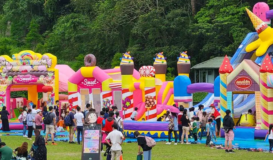 歡樂氣墊城堡是小朋友們的玩樂天堂，盡情放電，一起歡笑吧！