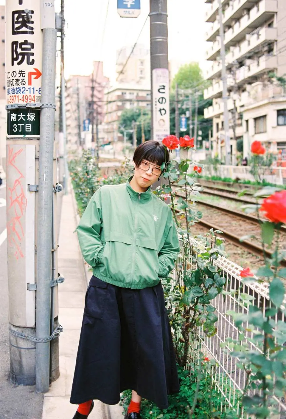 Sakakibara Hiro Tanta Poet: Sakakibara Hiro was born in Aichi Prefecture (Central Japan) in 1992 and currently lives in Nara Prefecture. She was awarded the Grand Prize for the 2nd Sasai Hiroyuki Prize and Second Place for the 31st Kadansho Prize. Her tanka anthologies include Akuyu and koro, the latter of which was awarded Second Place for the 1st Teika Prize. She has also authored the tanka guidebook Oshi Tanka Nyumon. He belongs to the short poem group "Saihyosen" (Icebreaker).
