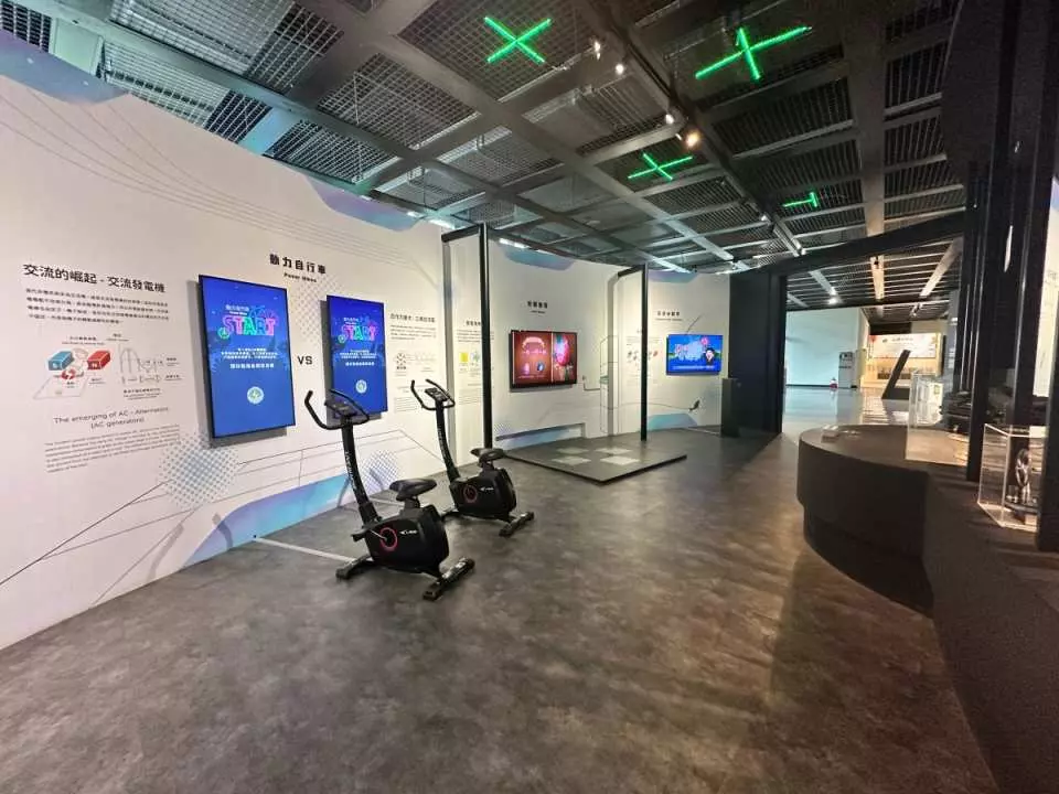A modern indoor exhibition hall at Nantou's Chelungpu Fault Preservation Park, featuring interactive exercise equipment and multimedia screens, offering an educational environment for geological science knowledge.