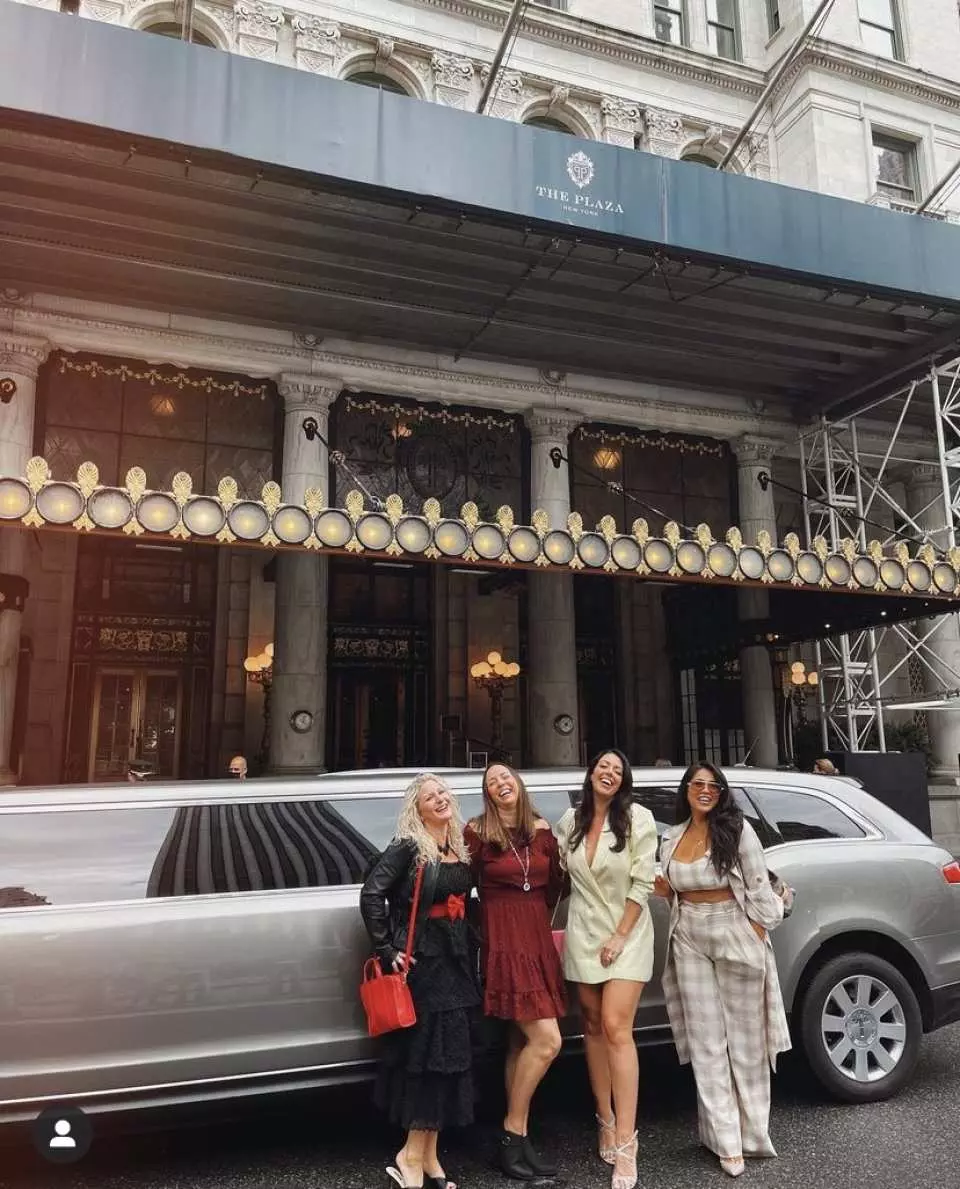 뉴욕의 상징적인 플라자 호텔 앞에서 리무진과 함께 포즈를 취하는 네 명의 매력적인 여성들. '섹스 앤 더 시티' 투어의 하이라이트.