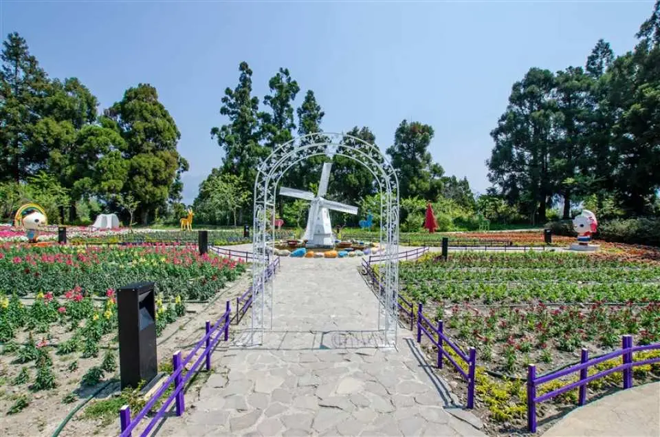 小瑞士花園，請自行前往，入園時請告知票口報名雄獅清境觀巴行程及大名即可入園