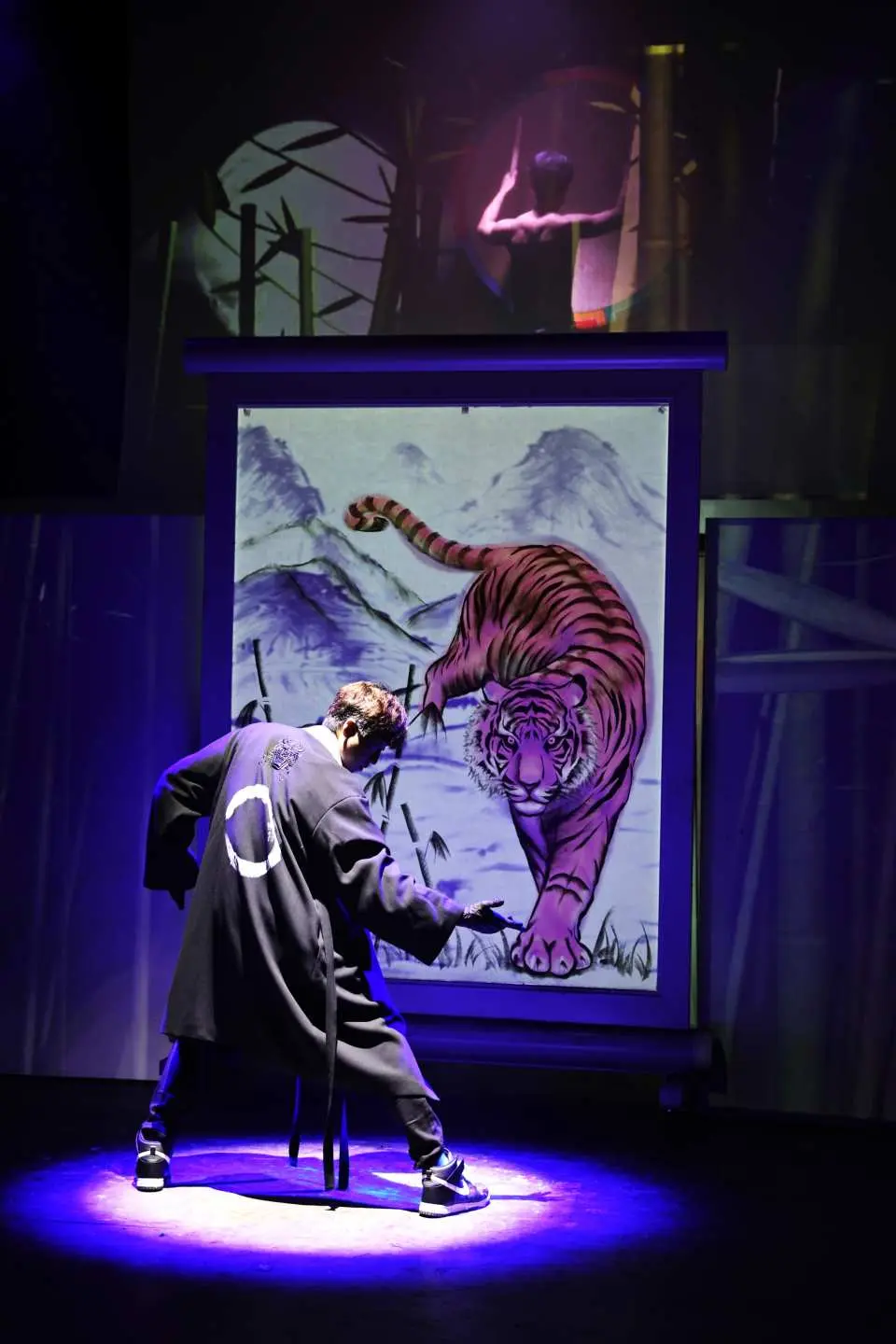 首爾塗鴉秀 Painters 藝術家現場速寫一隻栩栩如生的老虎，結合炫麗燈光，展現獨特的繪畫表演。
