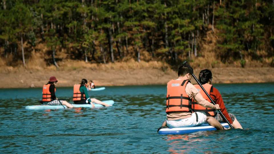 Move to the port, start the SUP program on the lake: do the warm-up, listen to instructions and training, receive life vests, take pictures.