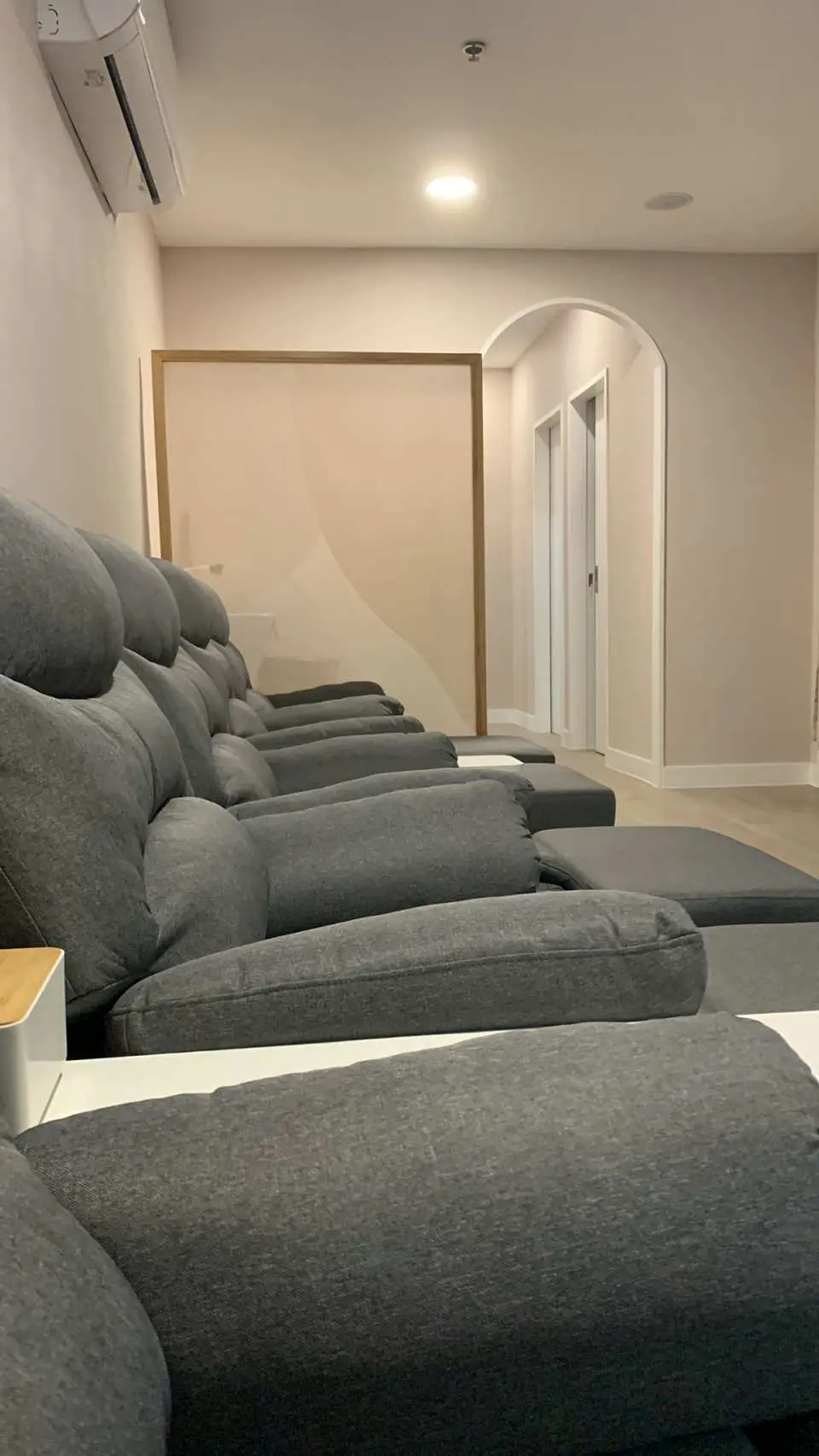 LS Spa & Massage 舒適灰色躺椅特寫，符合人體工學設計提供絕佳支撐，讓賓客在寧靜優雅的環境中體驗調和身心的專業按摩。
