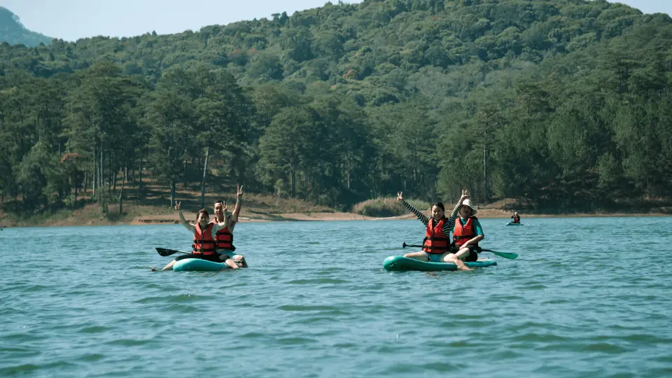 Move to the marina and join the boating to explore Tuyen Lam Lake.