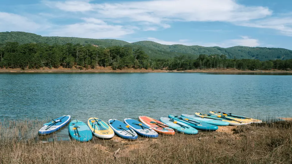 Clean up the tents, collect trash and continue the journey to split the team to row the boat.