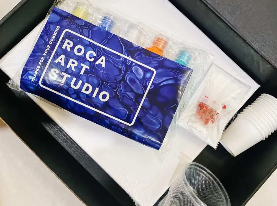 Roca art流体画DIY材料套装完整内容，清晰展示画布、压克力颜料瓶、量杯及其他创作工具，准备好在家创作。