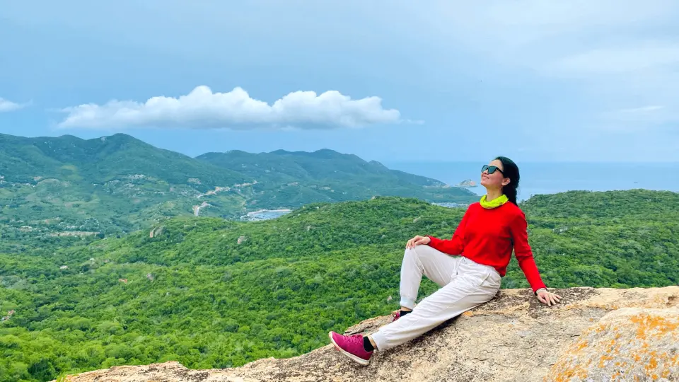 Chinh phục đỉnh Đá Đỏ (280m) – từng được xem là đài quan sát của quân dân thôn Cầu Gãy trong cuộc kháng chiến chống quân xâm lược bảo vệ Tổ quốc. Hốc đá trên đỉnh Đá Đỏ như một gác vọng từ trên cao vừa là nơi tránh bom đạn, có tầm nhìn bao quát cả vùng Đồng Tròn, thôn Cầu Gẫy, vịnh Vĩnh Hy hiền hòa và bạt ngàn rừng ven biển với đặc trưng những thân cây uốn cong như ôm vào đá vì tác động của gió.