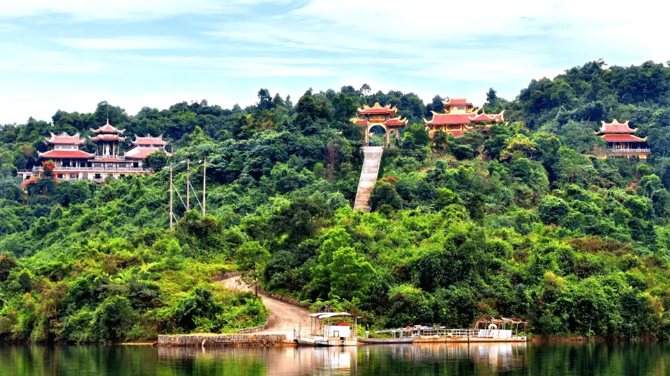 The Truc Lam Zen Monastery in Dalat is one of the most famous religious locations with a beautiful environment near Tuyen Lam Lake. Here, visitors can admire the unique architecture, walk along the small paths in the temple, and pray for peace and luck