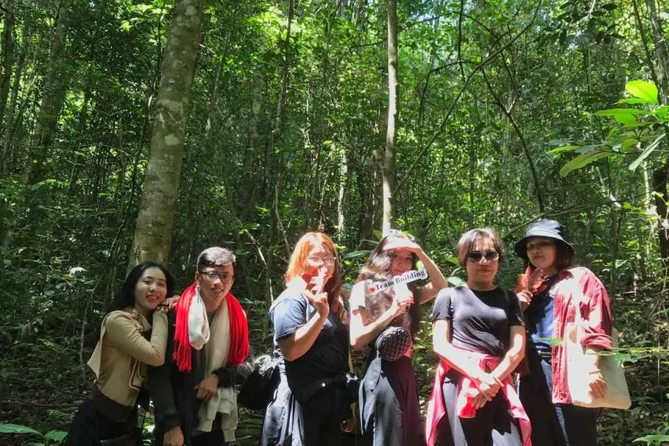 Start trekking the Lang Ga – Nam Qua route! The first 3km goes through local's coffee garden. We continue to cross the primeval forest to explore the typical natural scenery of the Central Highlands mountains.