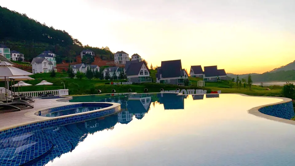 Bể bơi vô cực có diện tích lên đến 200 m2 của Dalat Wonder resort được xem là bể bơi có view đẹp nhất Đà Lạt.