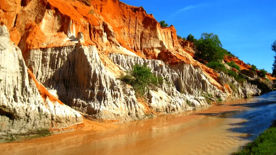 Suoi Tien - 这是天然的淡水泉，由平静的地下水流入大海而形成。它位于以美丽的露天韩东而闻名的“钟乳石”柱的中心
