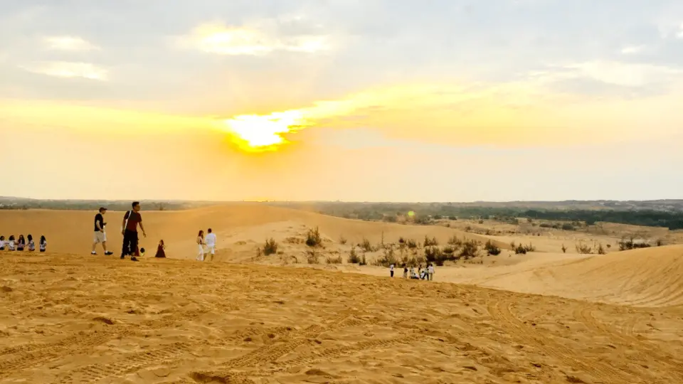 Bau Trang - 通过滑沙或驾驶越野摩托车征服广阔、狂野和壮丽的沙丘，回到您的童年。