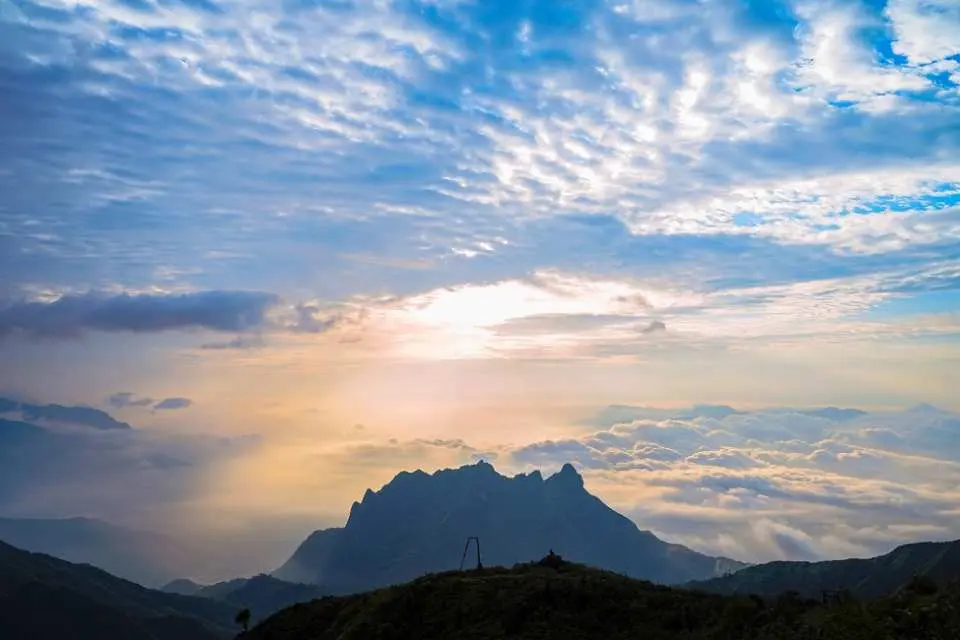 Lên đỉnh Bạch Mộc, chụp ảnh lưu niệm, sau đó mọi người dùng bữa trưa trên đỉnh núi. Sau bữa trưa, mọi người nghỉ ngơi rồi di chuyển để trở về điểm hạ trại.