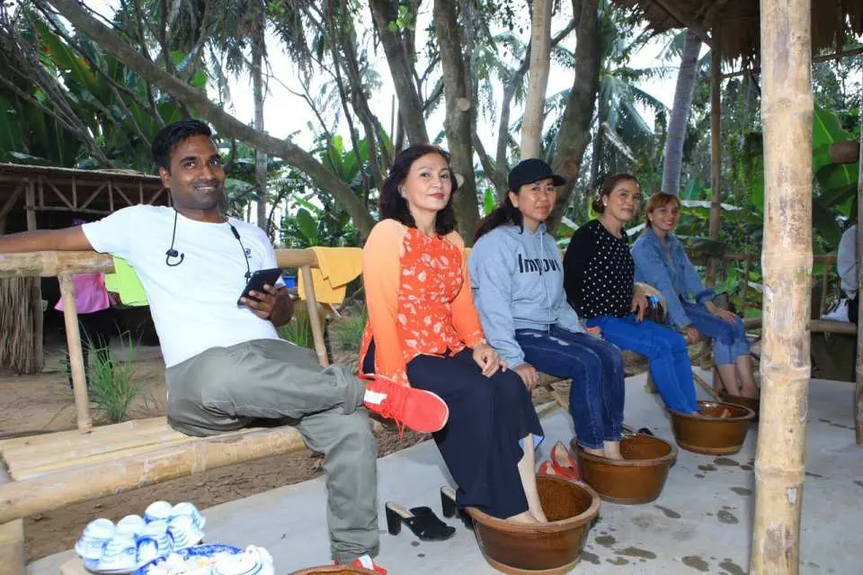 Ngâm chân thảo dược Hai Trãi: Thảo dược ngâm chân theo công thức gia truyền. Du khách vừa ngâm chân thư giản với giai điệu đồng quê du dương và thưởng thức trà cùng mứt gừng.