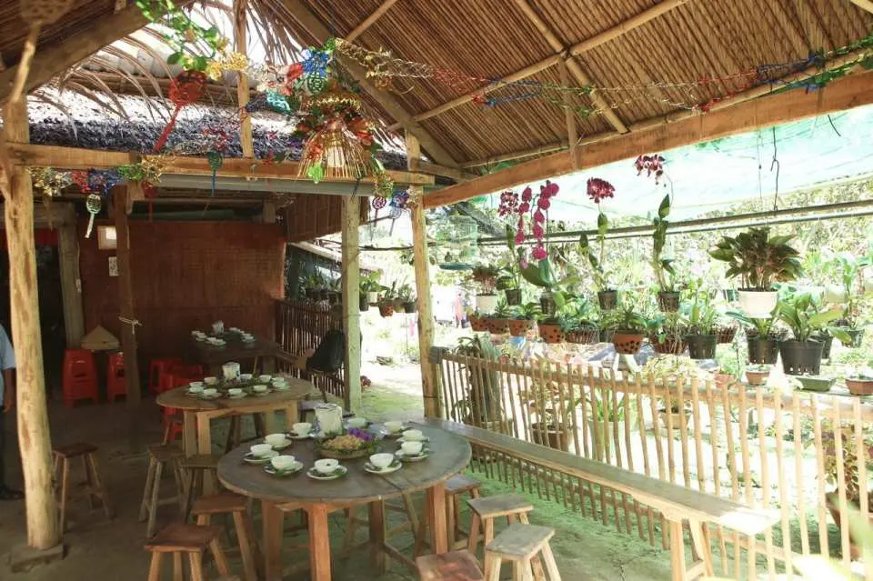 Tham quan nhà chú Hai Nguyên: Nghe giới thiệu về lịch sử và con người Cồn Hô. Thưởng thức trà hoa đậu biếc dùng mứt dừa, đậu phộng luộc.