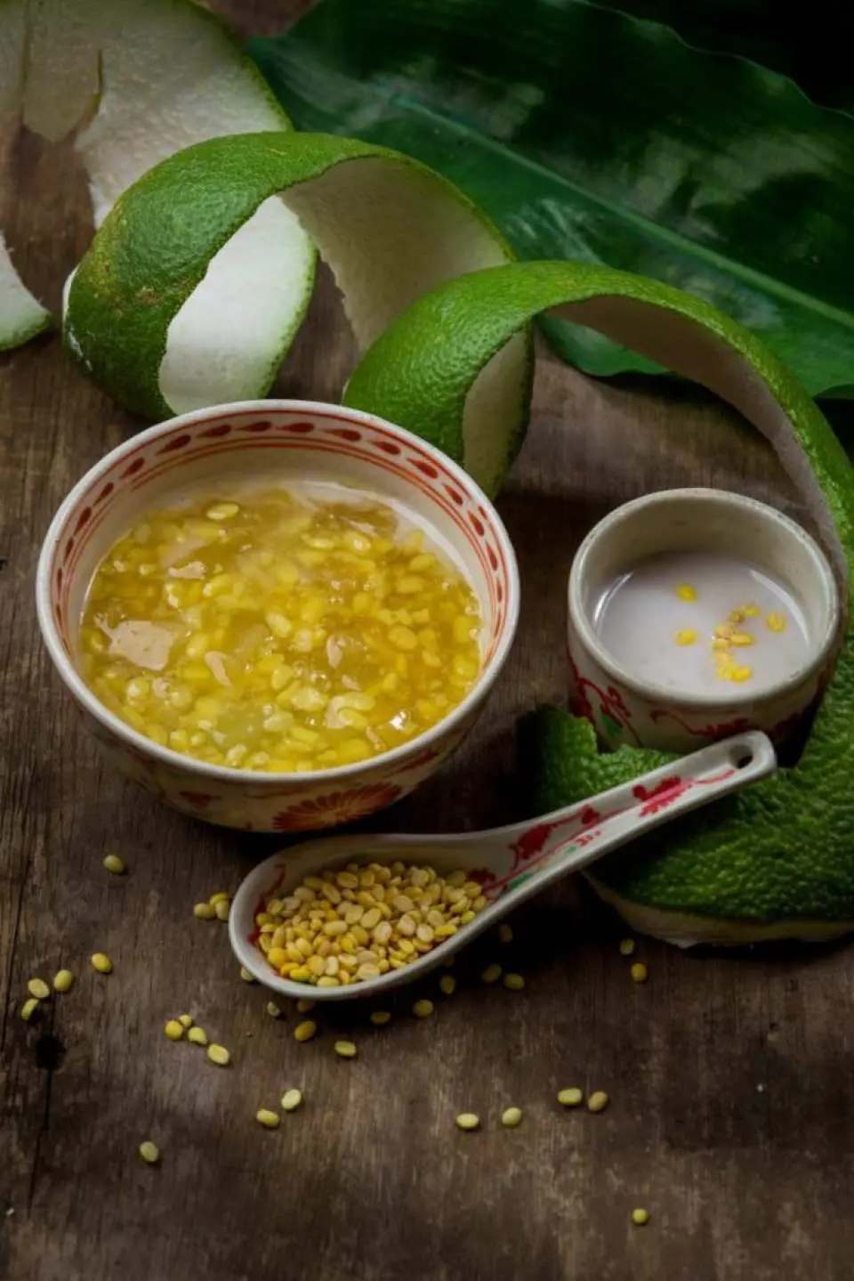Chè bưởi Tư Khen: Tìm về không gian bếp xưa của người dân xứ cồn với công thức nấu chè Nam Bộ. Du khách thưởng thức chè bưởi sợi và nước cốt dừa béo ngậy.