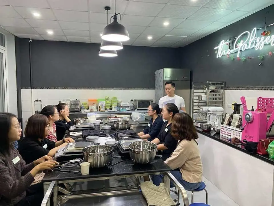 在這裡的 3 個小時裡，您將學習和練習如何製作蛋糕，將麵粉、黃油、糖、牛奶等不同的原料混合在一起，浸泡在一起，製成精美可口的蛋糕，您可以帶回家送給您所愛的人。