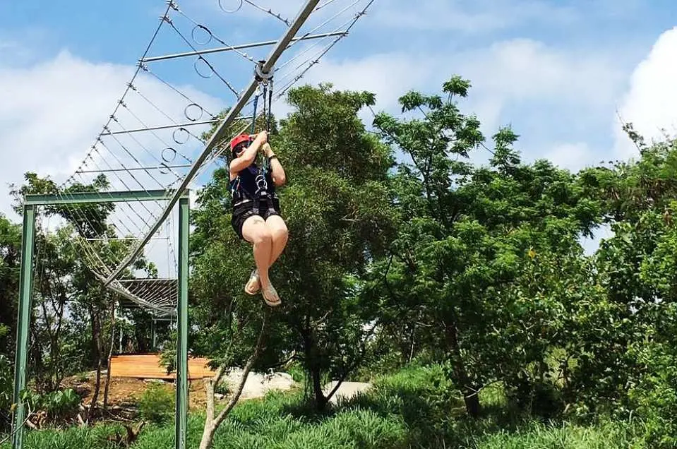 墾丁哈利波特草地飛球場，遊客體驗空中飛人滑翔，享受戶外刺激與綠意山林美景。