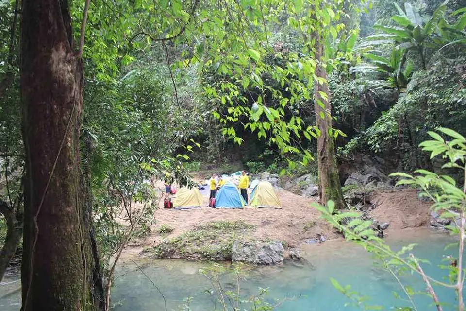 继续徒步穿过马大谷，在绿水如画的马大湖畅游，导游和搬运工搭起帐篷，举办烧烤派对。在马大湖露营并享用传统越南美食