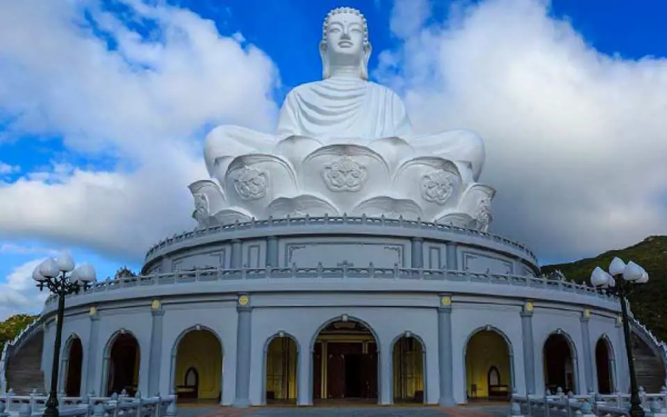 入住Ong Nui Pagoda（Linh Phong Pagoda）的佛像 - 佛像高69m，脚径52m，Linh Phong Pagoda设计建在佛像内，这也是东南部最高的佛像今天的亚洲。