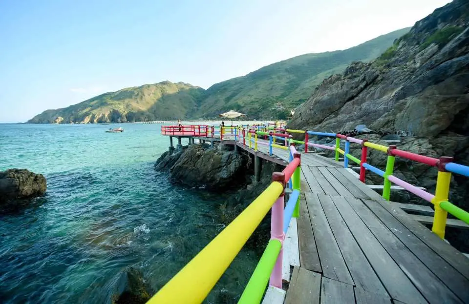 另外，如果您想發現Ky Co的更多美景，請讓我們的導遊帶您前往瀑布、淡水湖，特別是愛情橋（顏橋），為您帶來精彩的照片