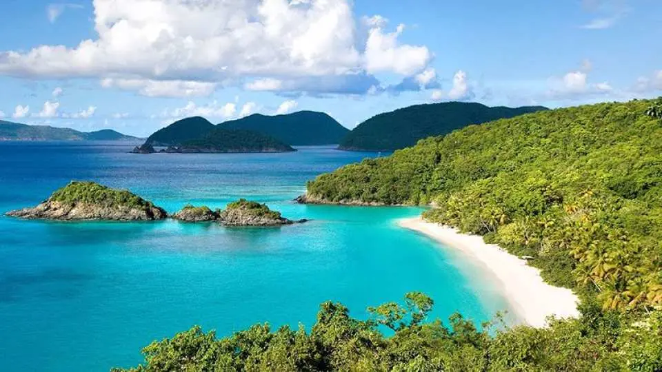 Sáng: Xe và HDV đón khách sân bay Cam Ranh hoặc bến xe, ga. Sau đó xe và HDV đưa quý khách về nhận phòng khách sạn (nếu có phòng sớm)