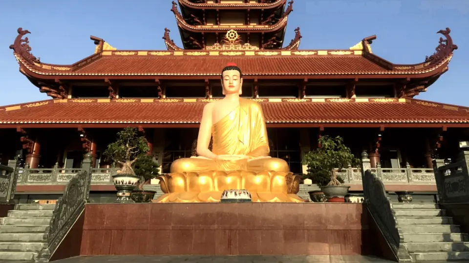 继续旅程，我们参观 Phat Co Don Pagoda。该寺建于1955年，与该国的历史兴衰息息相关。在占地达30公顷的纯净空间中参拜寺庙，游人将有时间净化心灵，暂时远离生活的纷扰。