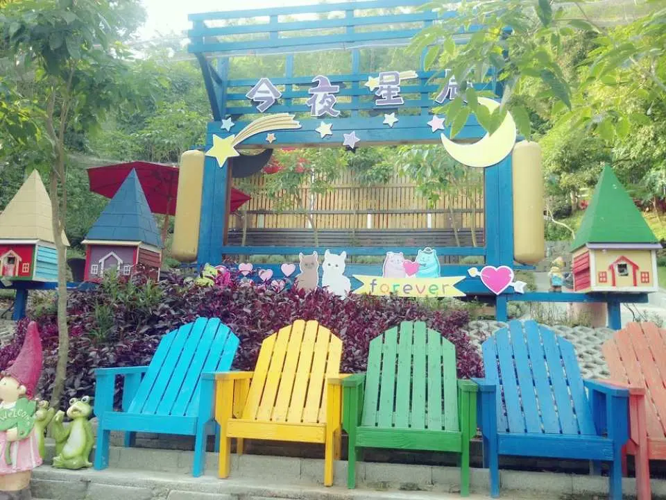 Colorful wooden chairs and swings at Changhua Tonight Star Leisure Farm, offering a fun space for families and a scenic spot for social media check-ins.