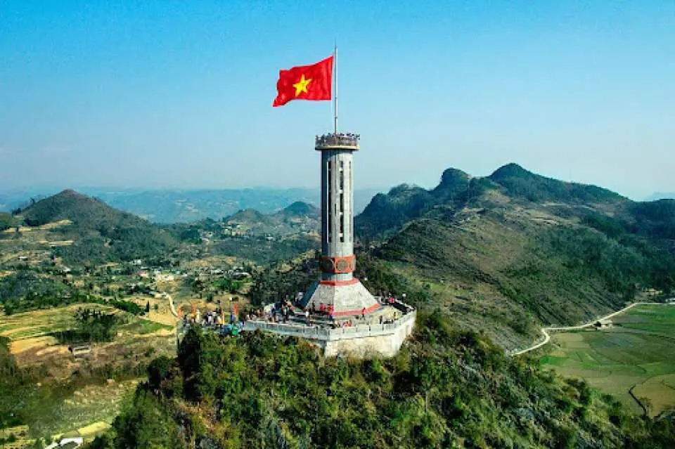 你移動到海拔約1,470米的最北點（Lung Cu Flagpole），在越南最北端的天文台所在的Ha Giang省Dong Van區Lung Cu公社。中午：在餐廳享用午餐