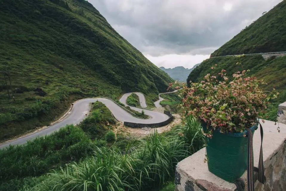 您上車前往旅程的第一個登記點，即位於河江市的 Milestone 0，它標誌著傳說中的快樂之路的起點。