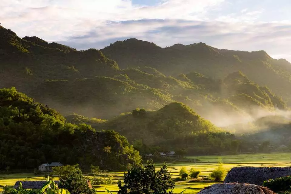 Get on the bus to continue the journey to Pu Luong Nature Reserve with terraced fields, wild mountains and simple houses nestled on the hillside.