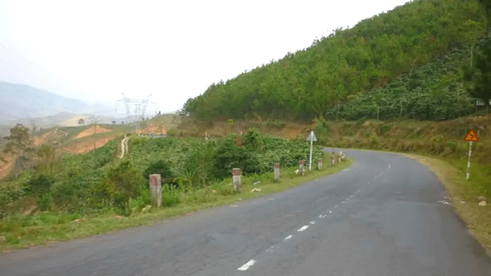 乘车（或中途骑行）到富山山口顶部享用午餐。沿着 Phu Son 山口骑车前往 Lak 湖，沿途可欣赏丛林、森林、少数民族村庄、当地农场和远处的 Lak 湖全景。我们在Lak Lake附近的旅馆过夜。