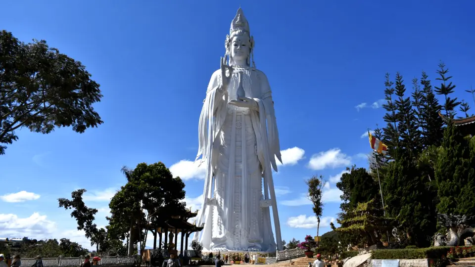 在您的酒店接客并出发开始旅程（从大叻开车 20 分钟）。下坡到 Ta Nung 约 17 公里的奇妙骑行路段。之后平坦到连绵起伏的丘陵，您可以看到咖啡和蔬菜农场、蟋蟀和黄鼠狼农场、米酒酿造、传统丝绸中心、大象瀑布和自行车上有“大乐佛”的灵安塔。