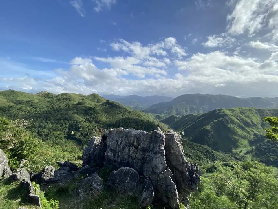 在空閒時間探索該地區並驚嘆於雲海和山地景觀