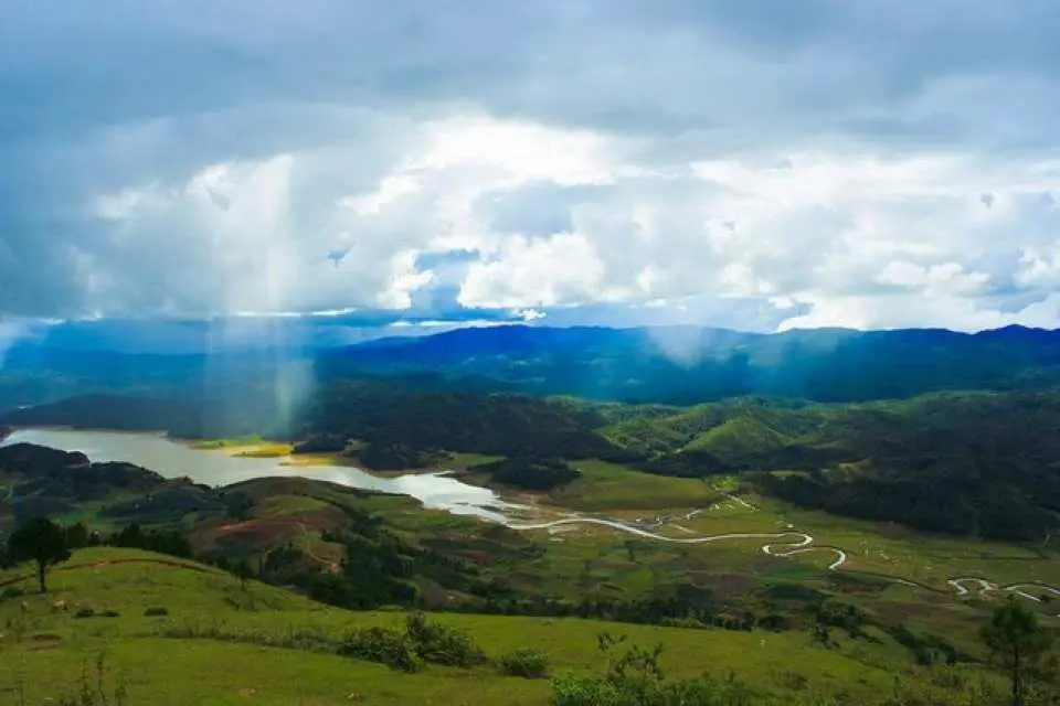 狼邊山遠景。初嘗鄉下滋味。浪邊山海拔2167米，是大叻市的屋脊。這座山的名氣不僅來自大自然的美景，也來自熱戀的傳說。