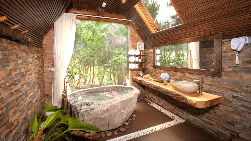 Thư giãn trong bồn nước nóng với muối hồng Himalaya.